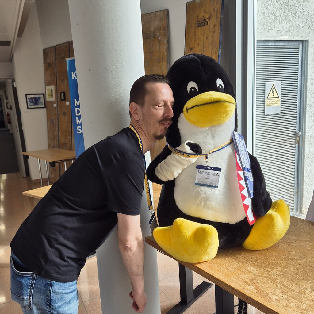 Mitarbeiter Bergwerk IT gegen Linux Pinguin gelehnt